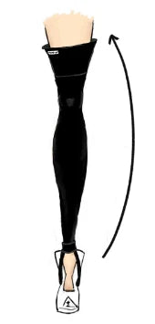 BASIC BLACK porté entièrement remonté au-dessus du genou