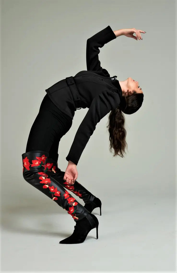 PIMP UP™ Flower Embroidery porté dans une silhouette noire sculpturale avec broderies rouges