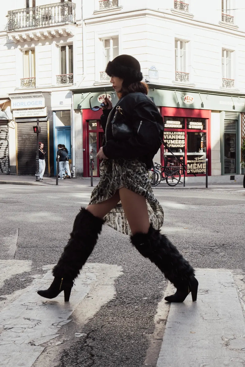 PIMP UP™ WALLET noir porté avec des bottines à talons dans une rue parisienne