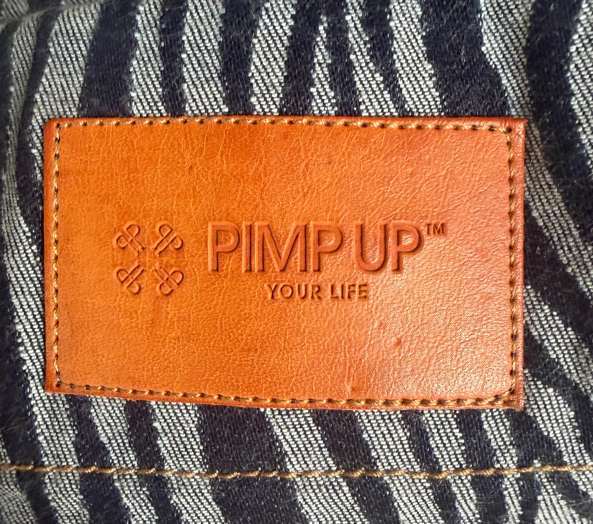 PIMP UP™ ZEBRA — détail de l’étiquette en cuir « PIMP UP YOUR LIFE »