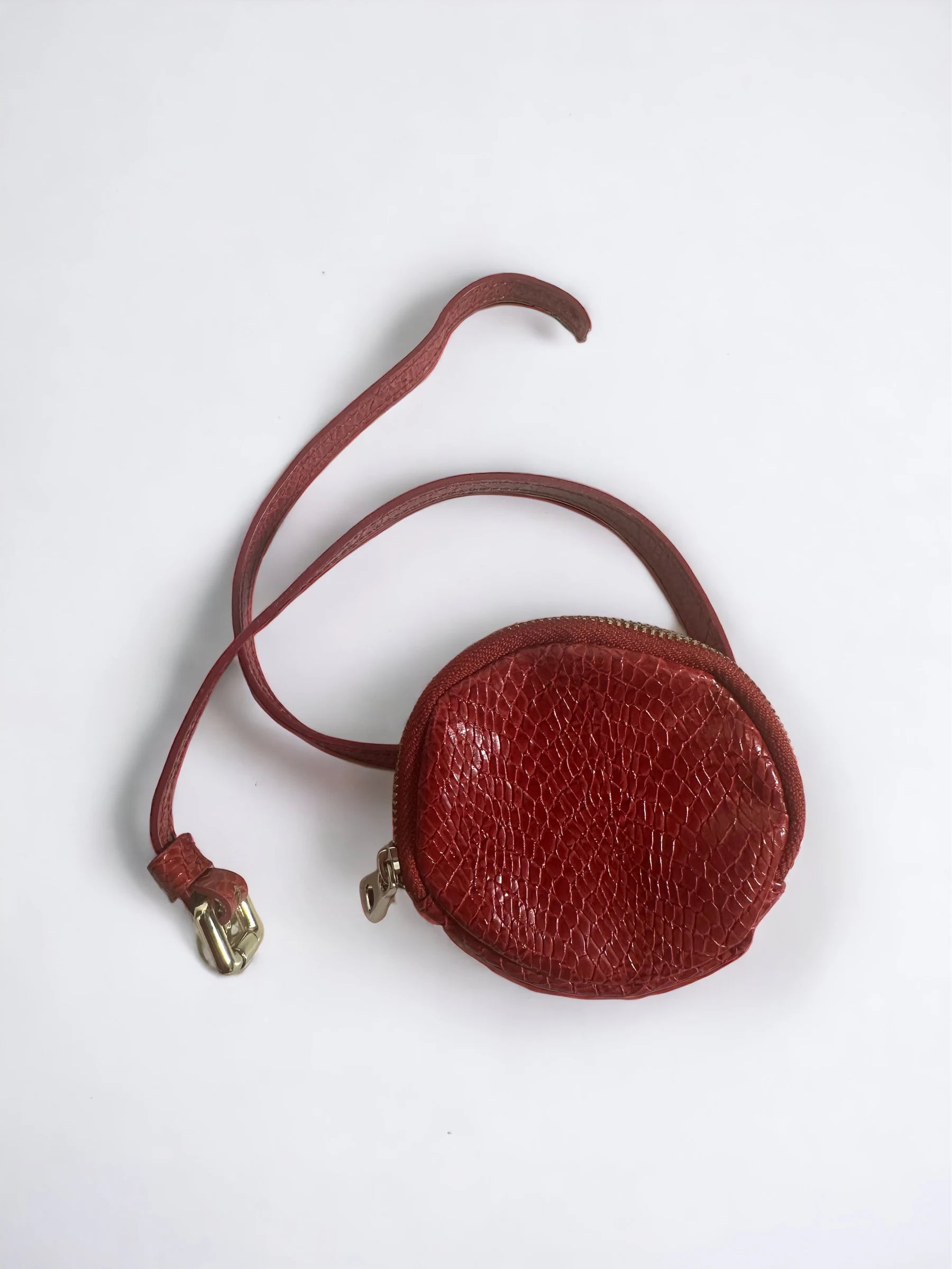 Lara Rouge Croco, détail de la pochette ronde