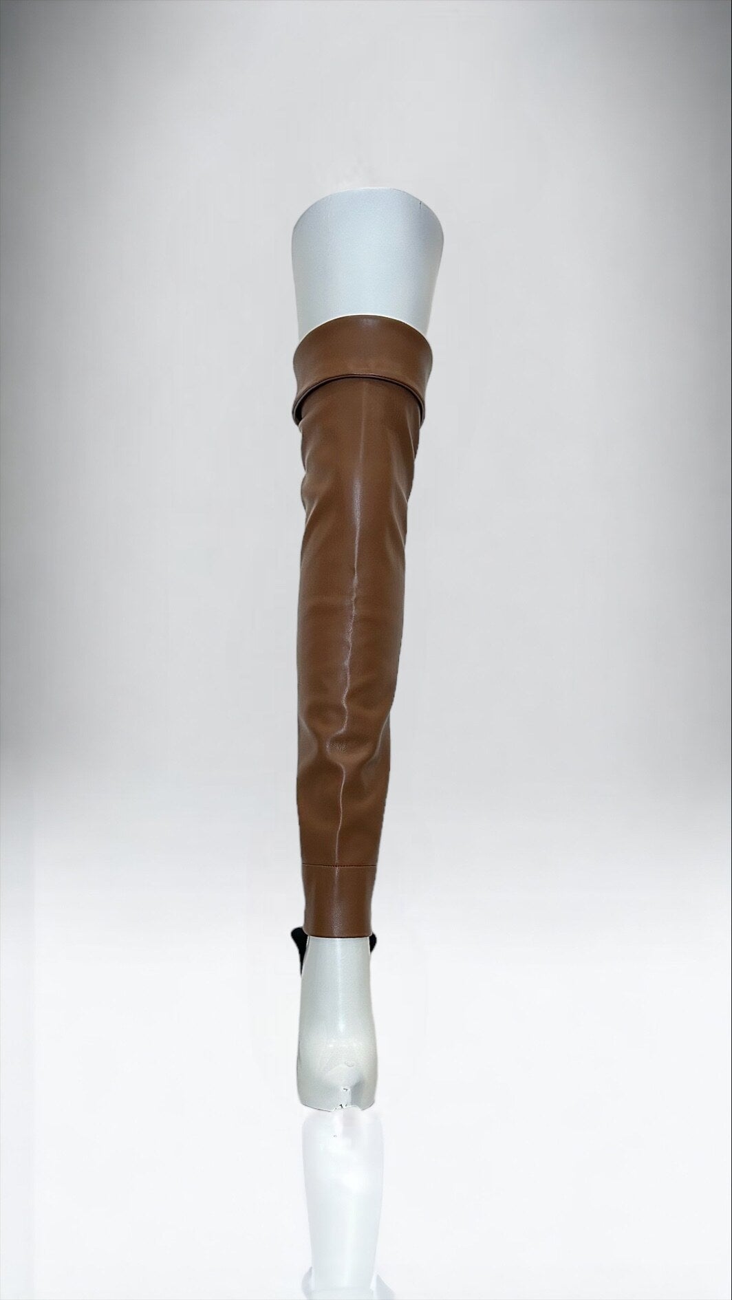 PIMP UP™ BASIC cuir porté avec un revers au-dessus du genou