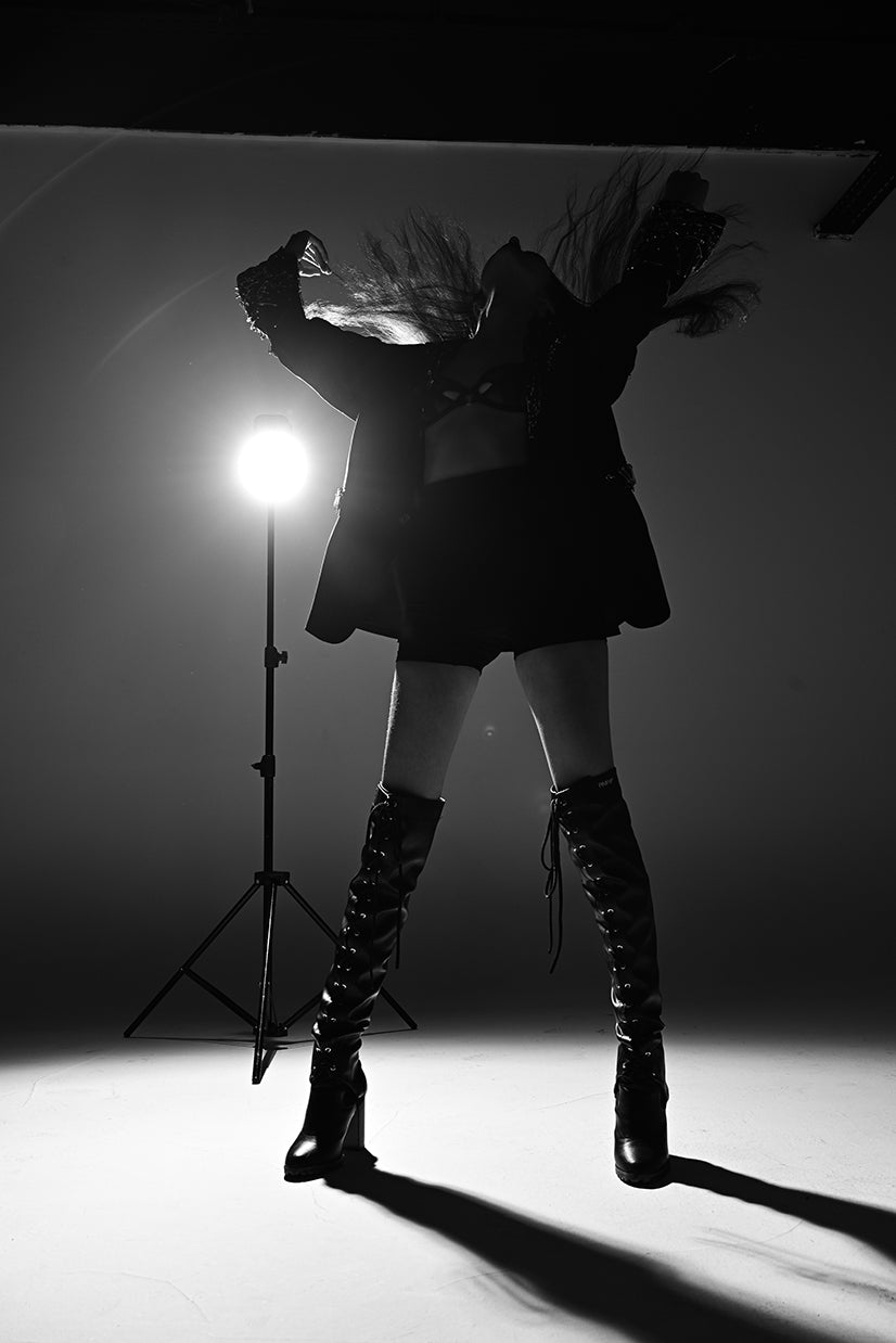 Silhouette PIMP UP™ en mouvement, guêtres noires lacées, dans un studio en noir et blanc